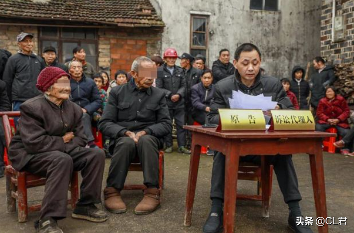 农村老人谁赡养？老人一句话让法官“破防”了，这样的父母哪里找