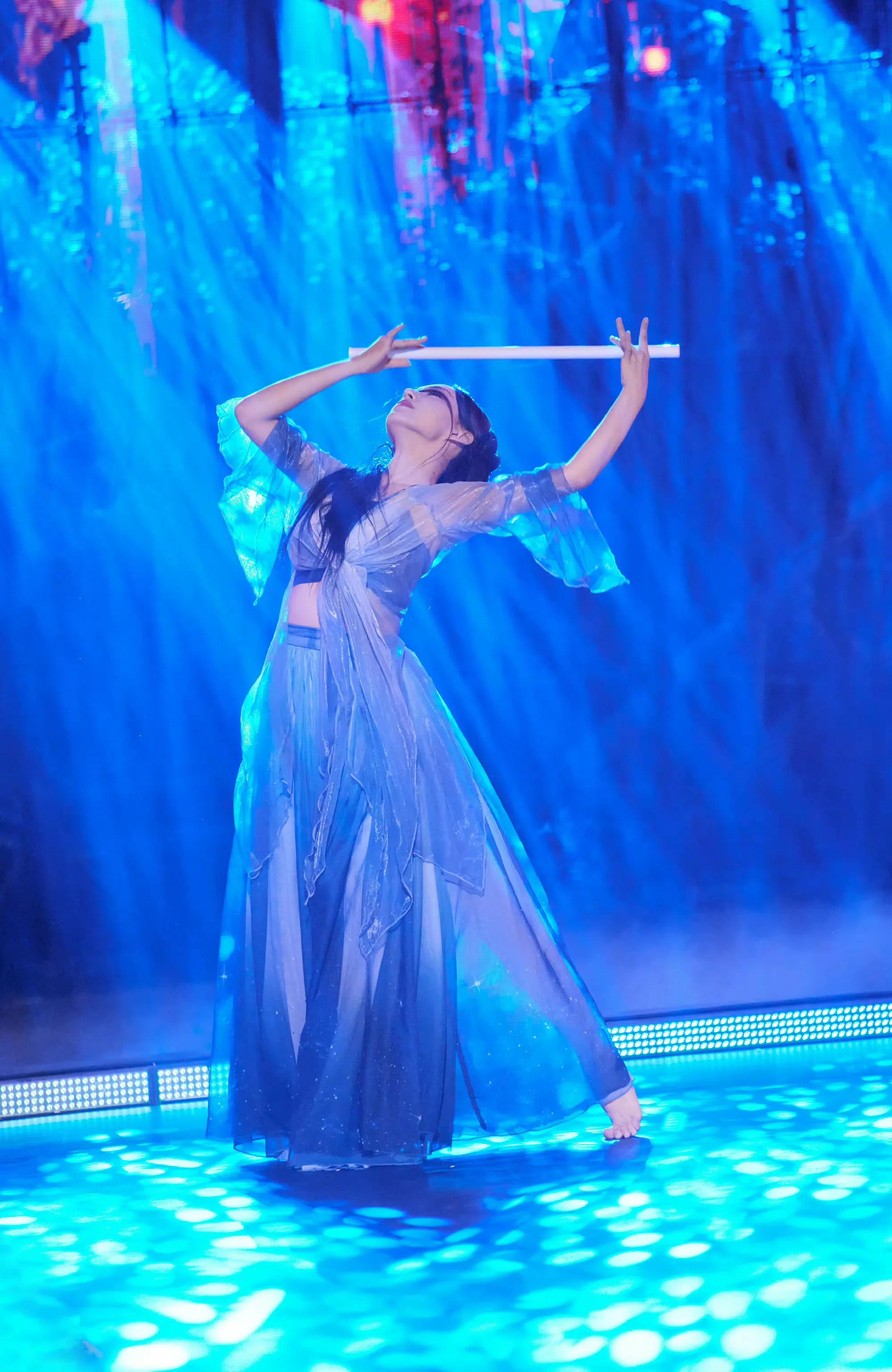 程潇了不起舞社，这一身服装仙气飘飘