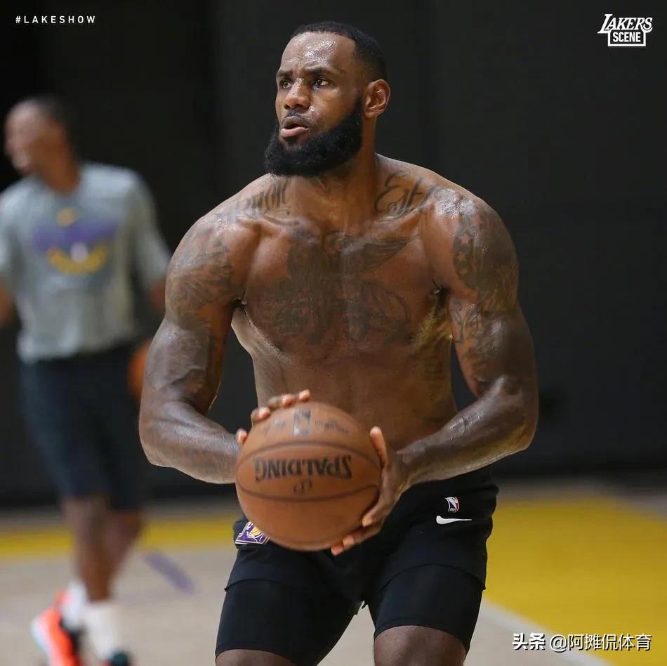 nba球星为什么凌晨训练(作秀第一人？詹姆斯凌晨训练，被批作秀，疑似假训练)