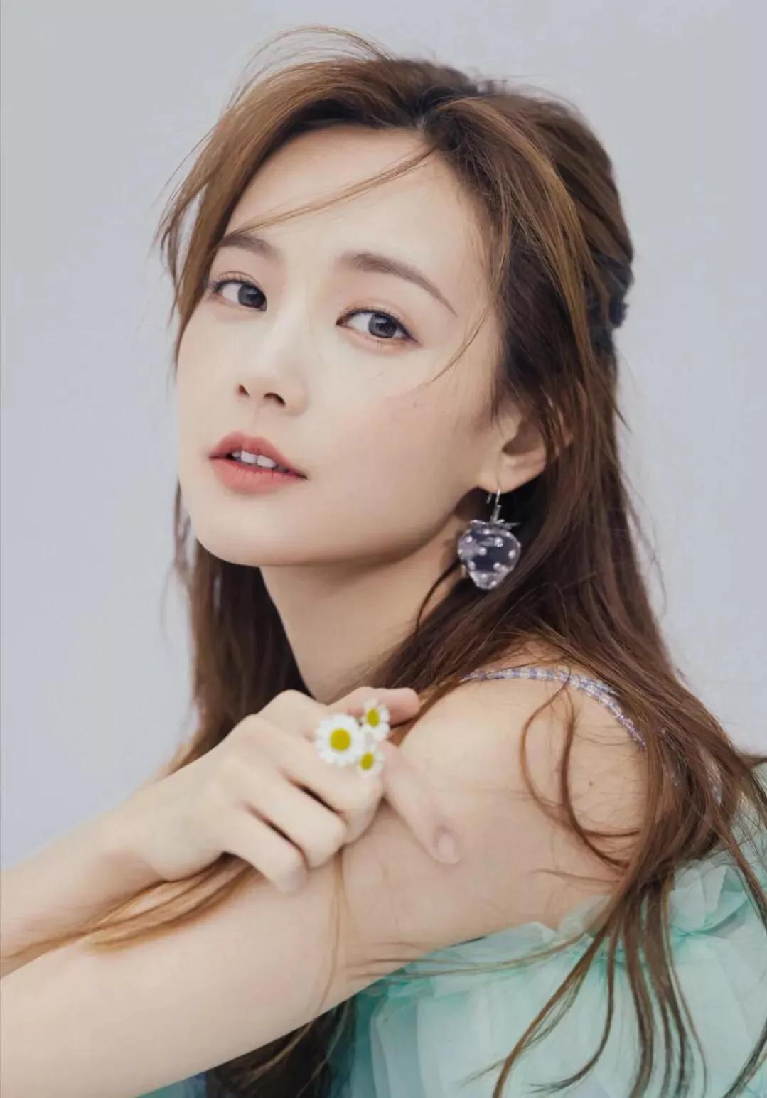 甜美可爱的李一桐