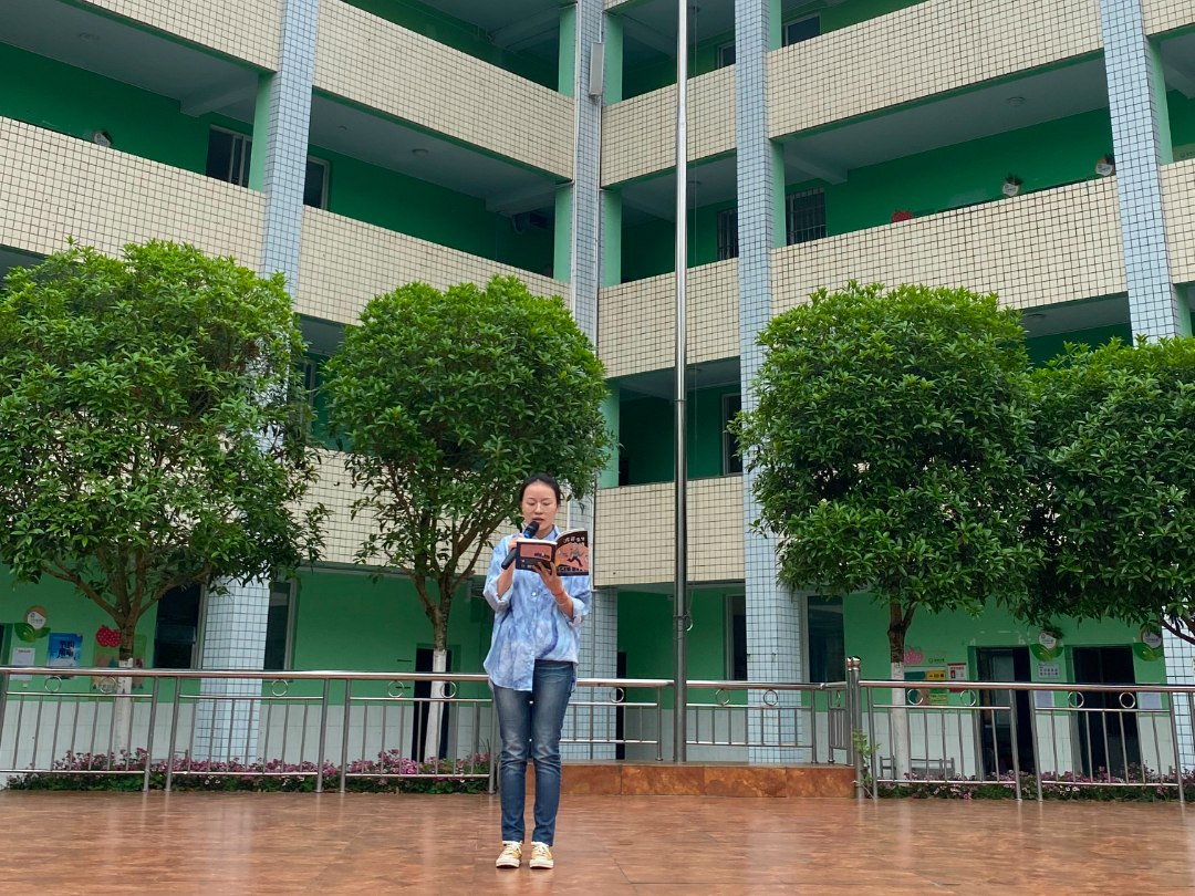 四川天府新区永兴小学举行“美好生活 劳动创造”主题升旗仪式