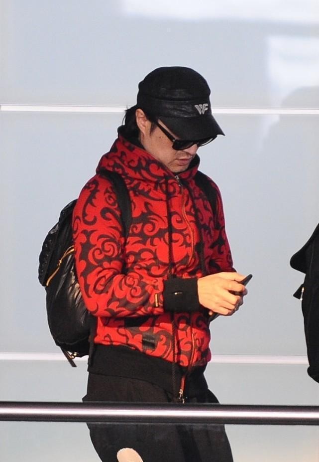 汪峰穿衣挺随性的,棒球服夹克配运动裤,身材保持得挺不错