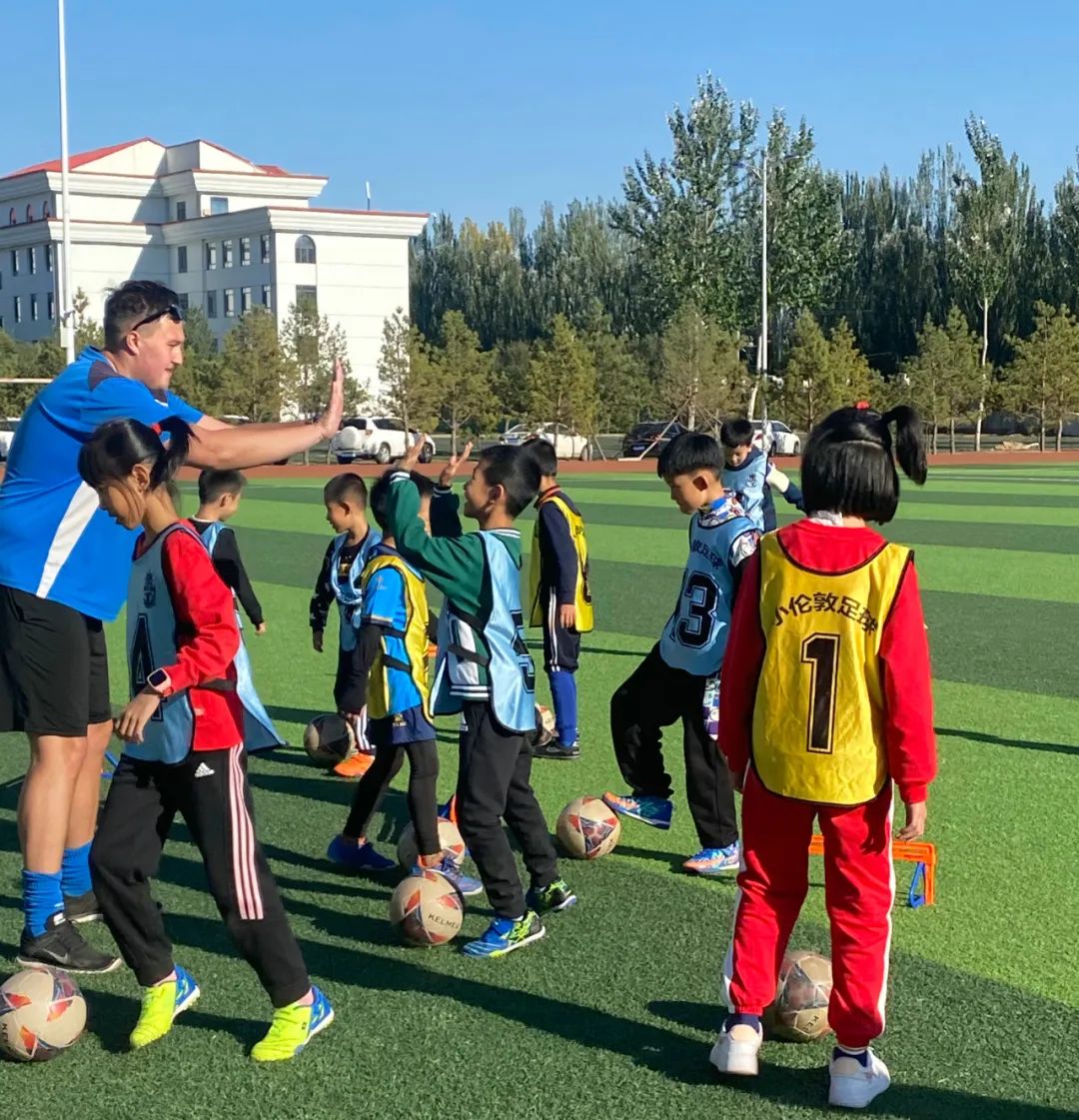 学生足球哪个牌子好(小伦敦素质课之足球篇——让孩子在绿茵场上腾飞)