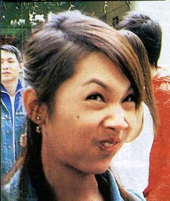 明明是绝色，怎么拍出这么丑的照片，妆容难看，用的是丑颜相机吗