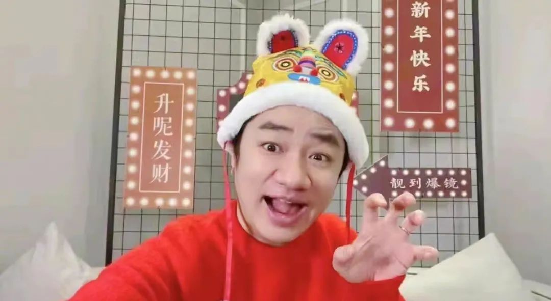 王祖蓝乘飞机变新冠密接者，集中隔离丢了工作，工作室发文报平安