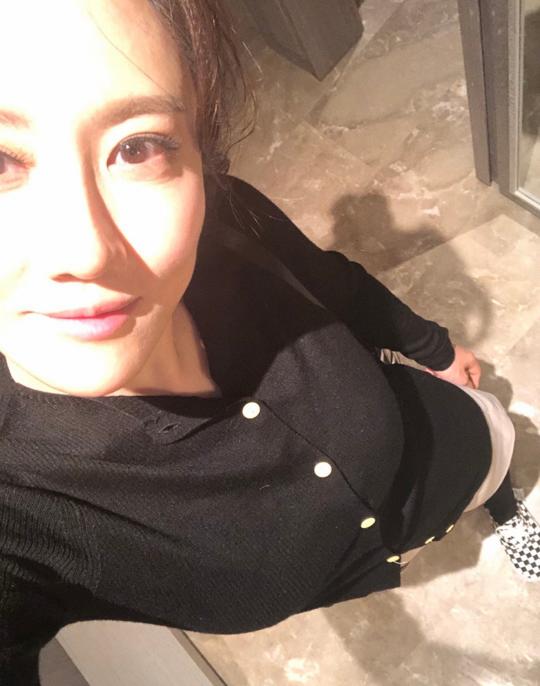 “宋丹丹儿媳”王博谷：嫁小7岁巴图连生两子，和婆婆相处成姐妹