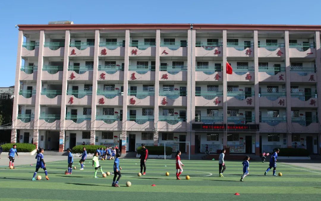 昆明市官渡區(qū)小板橋小學(xué)走出32名球員(圖6) 昆明市官渡區(qū)小板橋小學(xué)走出32名球員(圖6)