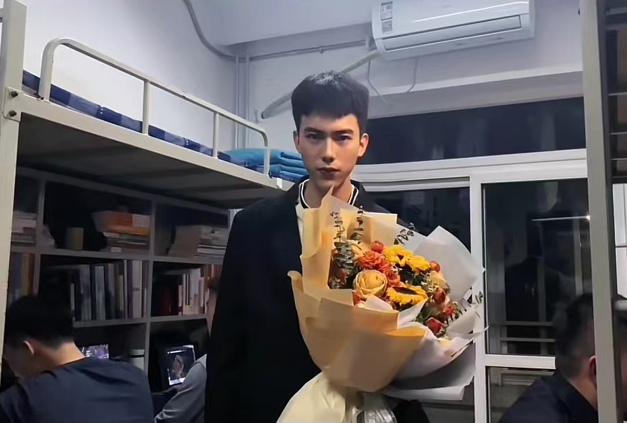 大学男生照片（公安大学校草走红）