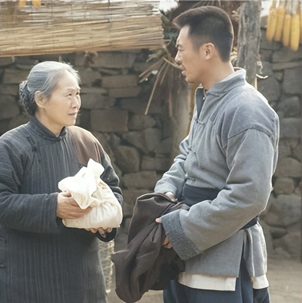 “百亿老太”苇青：荧屏上的扮丑卖惨只是表象，她的故事很励志