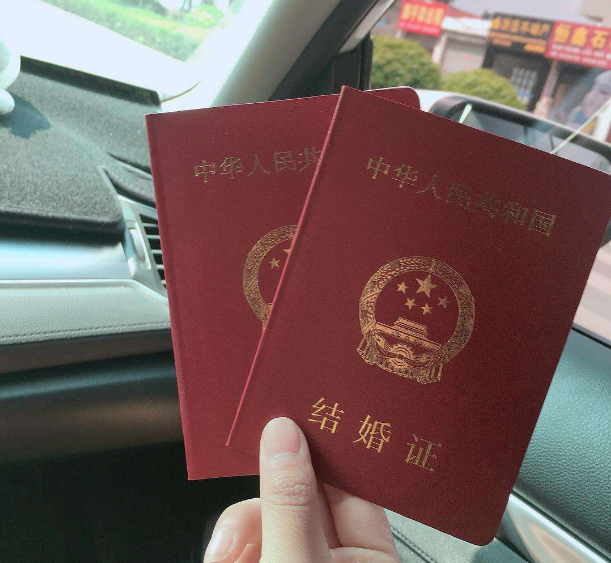 13年前，江苏19岁美女爱上大20岁大学老师，为爱不惜断绝父女关系