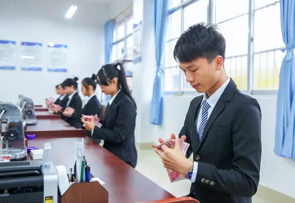 学生数学成绩若不好，就尽量避开这4个专业，否则就业或成难题