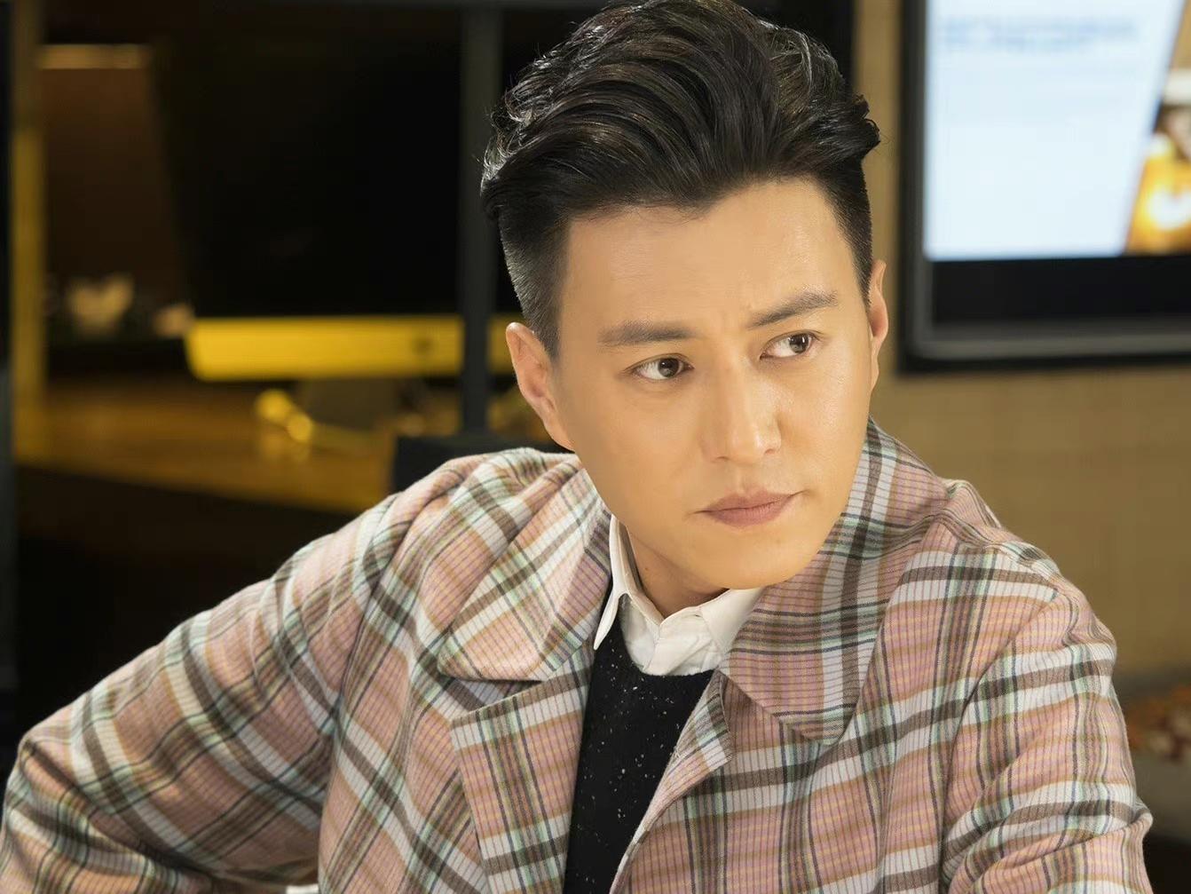 年轻时“平平无奇”，中年后魅力大增，这4位男演员越老越吃香