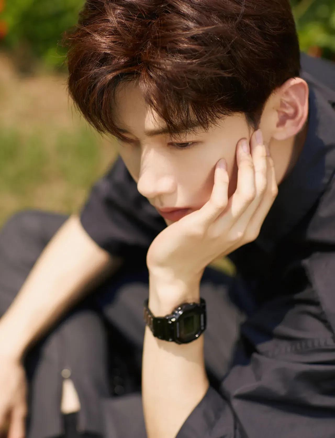 白敬亭黑色系又酷又帅，挺拔阳光，帅气的少年