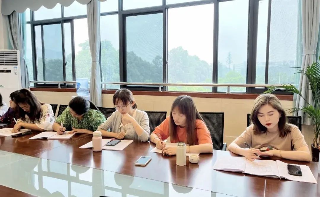 实验小学外国语学校语文组进行“以爱润泽，温故知新”专题教研