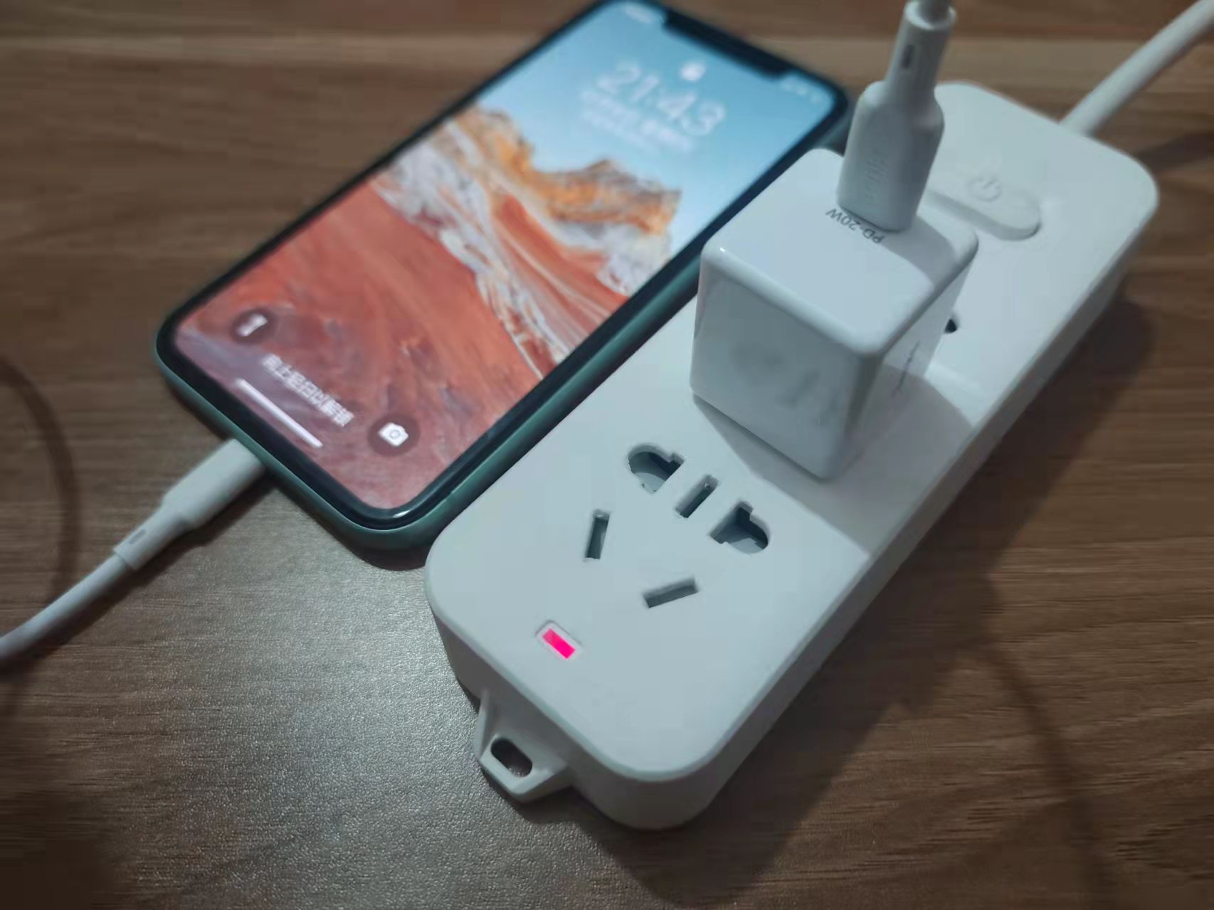 Benks 方糖快充头：20W 快充功率，体积Mini小巧