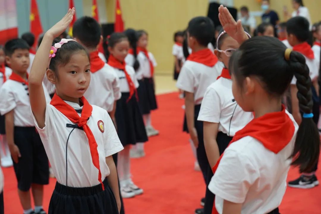 成都高新区朝阳小学举行2021级第一批新队员入队仪式