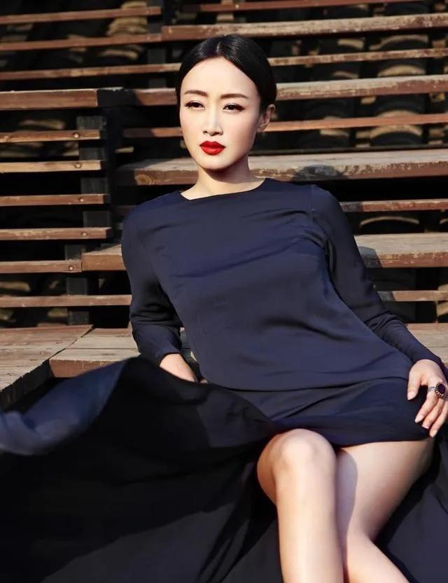 演员赵子琪，聚会时聚来一个老公，两个女儿也幸福