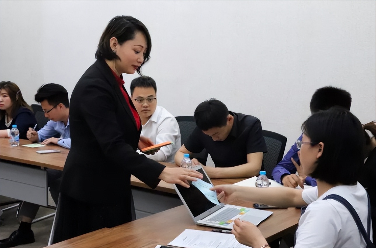 未来10年女生很“吃香”的专业，薪资可观且稳定，家有女儿要留意