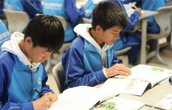 中小学寒假新通知：“违规补课”记入个人诚信档案，直接影响考公