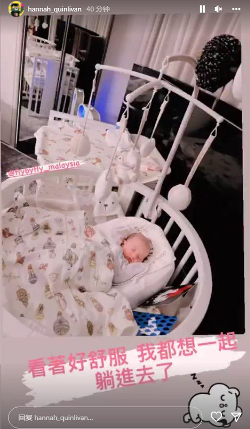 昆凌月子期间开心晒自拍，托腮卖萌少女感依旧，无名指大钻戒抢镜