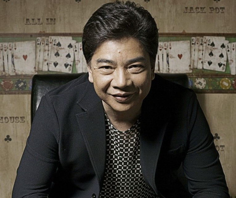 广西赌王邱芳全横扫美国各大赌场每次领奖都身披五星红旗