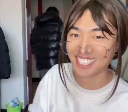 黑龙江一大学男生，在寝室演大仙算命被老师撞见，网友们笑翻了