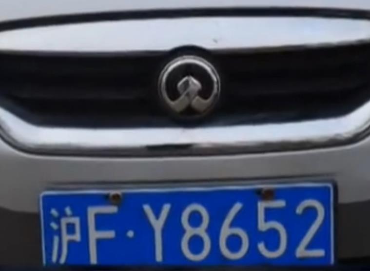 2016年，江苏一名小学生开车撞人逃逸被抓，母亲辩解：孩子还小