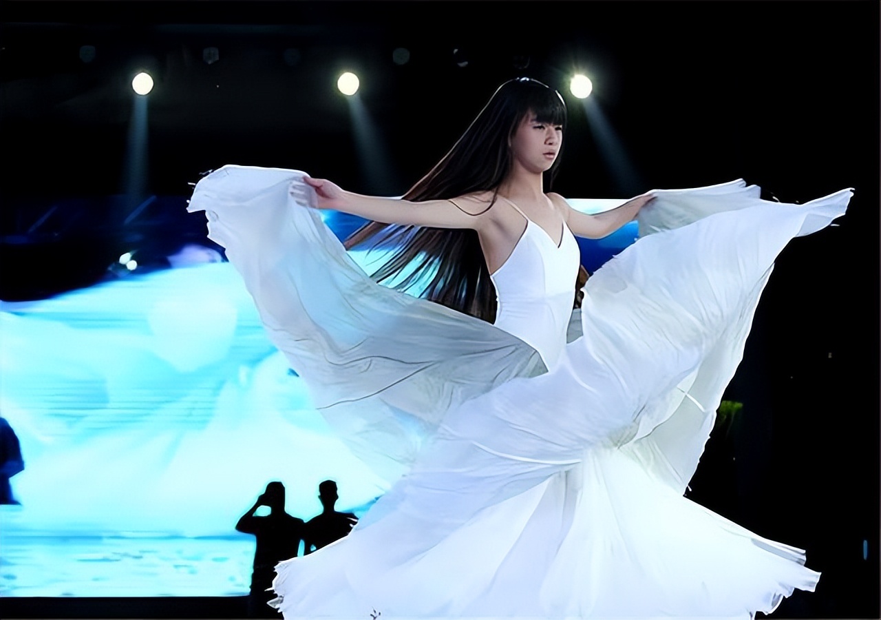 小彩旗：在春晚“一转出名”，却放弃跳舞逐梦演艺圈，如今怎样？