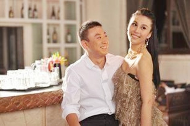 42岁奥运冠军马琳近况，二婚妻子似20岁少女，儿子庆生照俏皮可爱