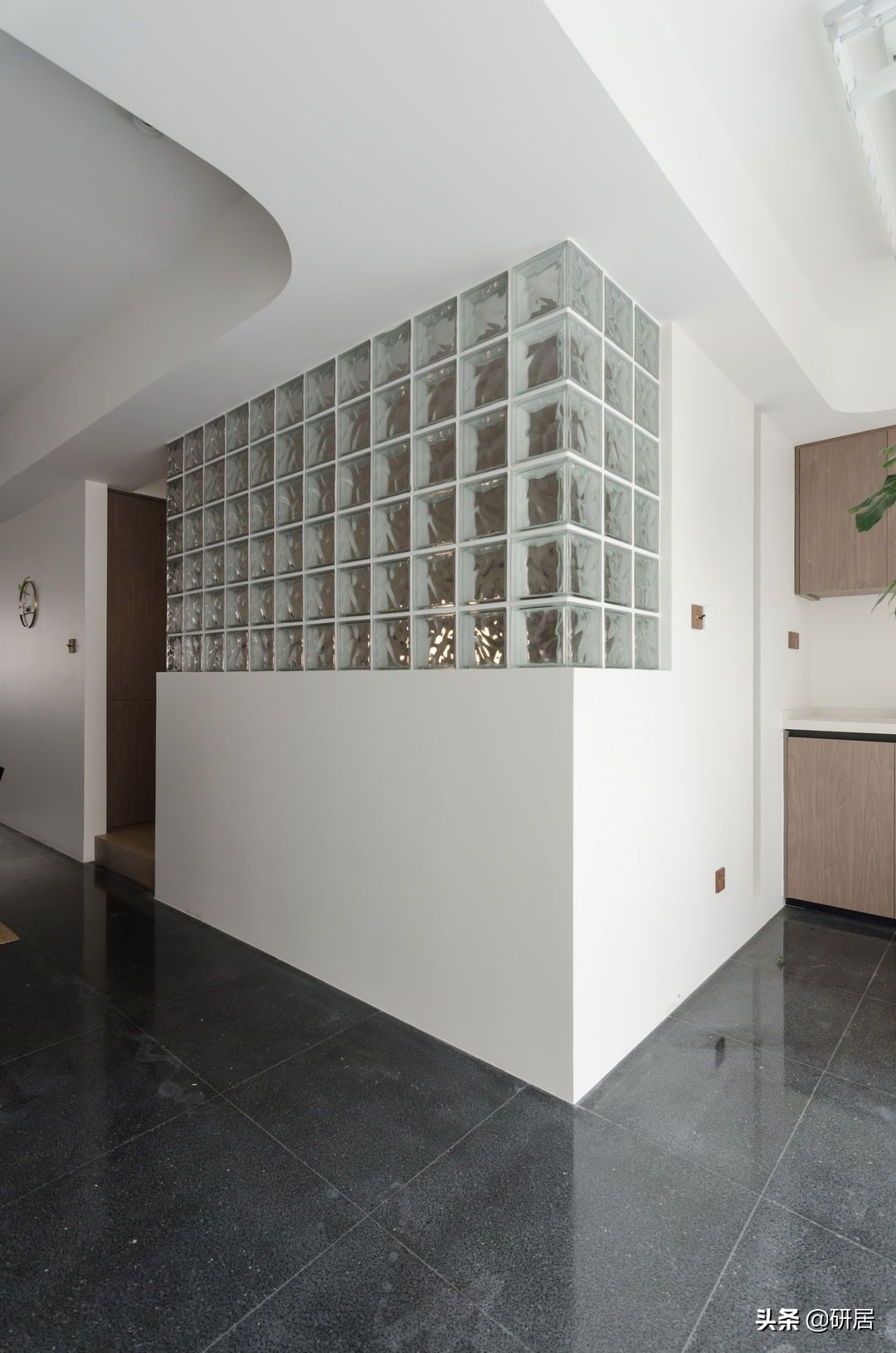 70后大叔的新家，不要门框和踢脚线，全屋化繁为简，氛围清净自然