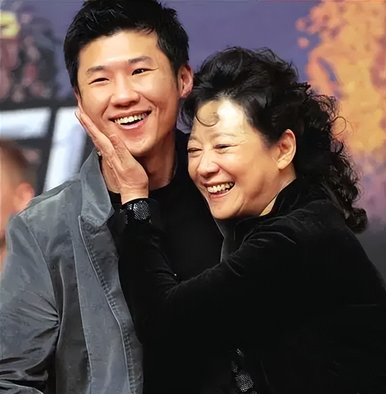 “天下第一嫂”王馥荔：丈夫为她写保证书，儿子王骁是最大的骄傲