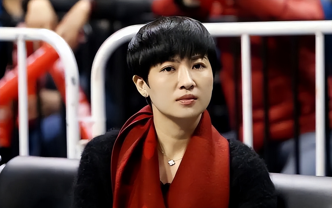 cba最美女老板久违现身!