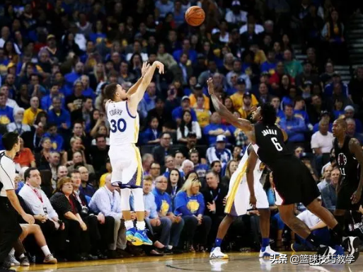 为什么nba投篮怎么练的(库里一段式投篮和二段式投篮，普通人到底该练哪种投篮方式？)