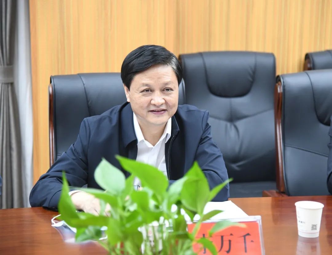 李万千在市财政局市发改委市工信局调研