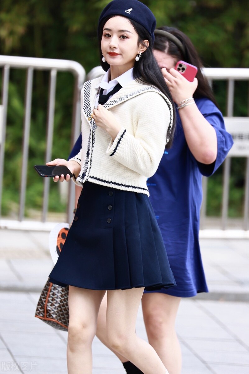 赵丽颖认真过冬,翻领外套搭绿色围巾温暖减龄,用手挡脸太可爱