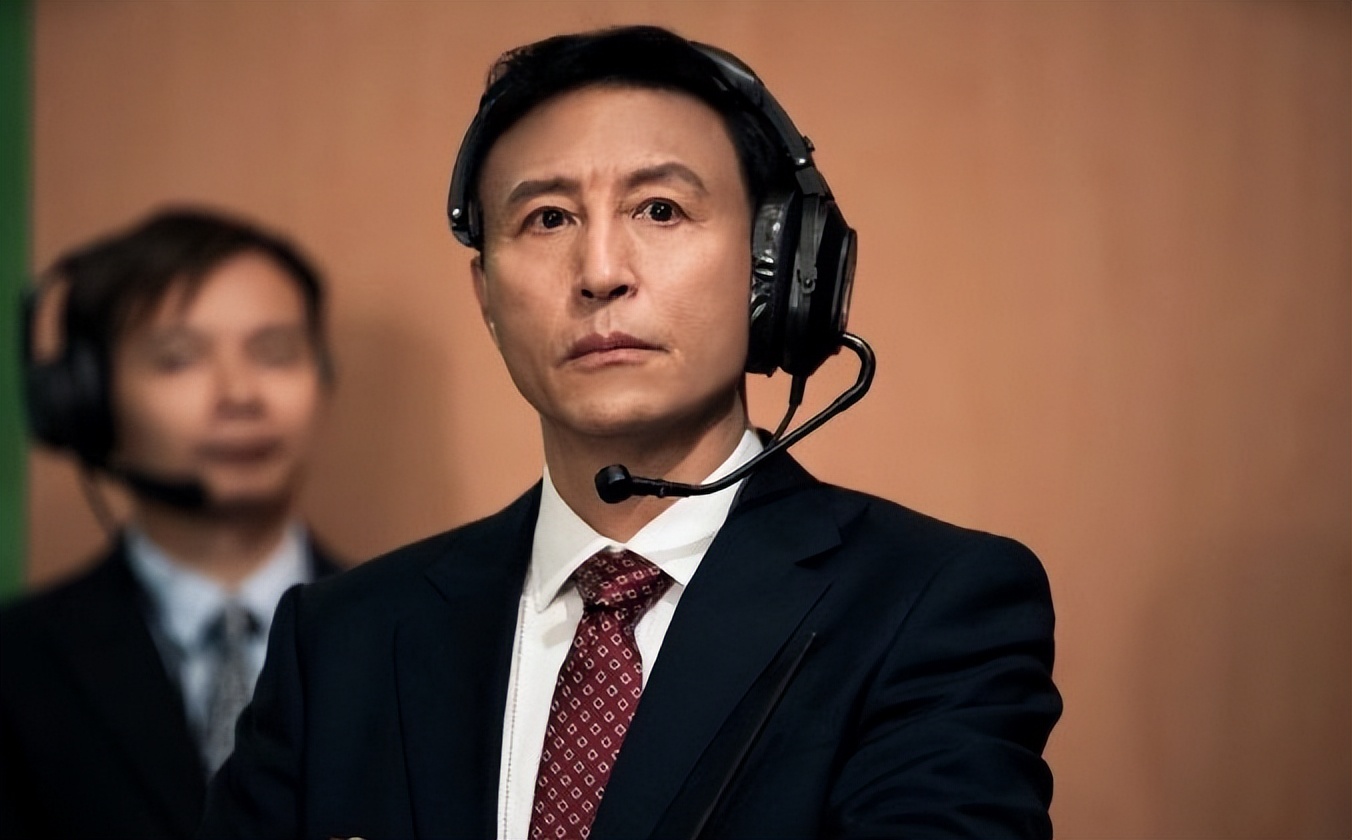 摘皇家警徽，无误差手表，放5次烟花，8部细节拉满的回归题材电影