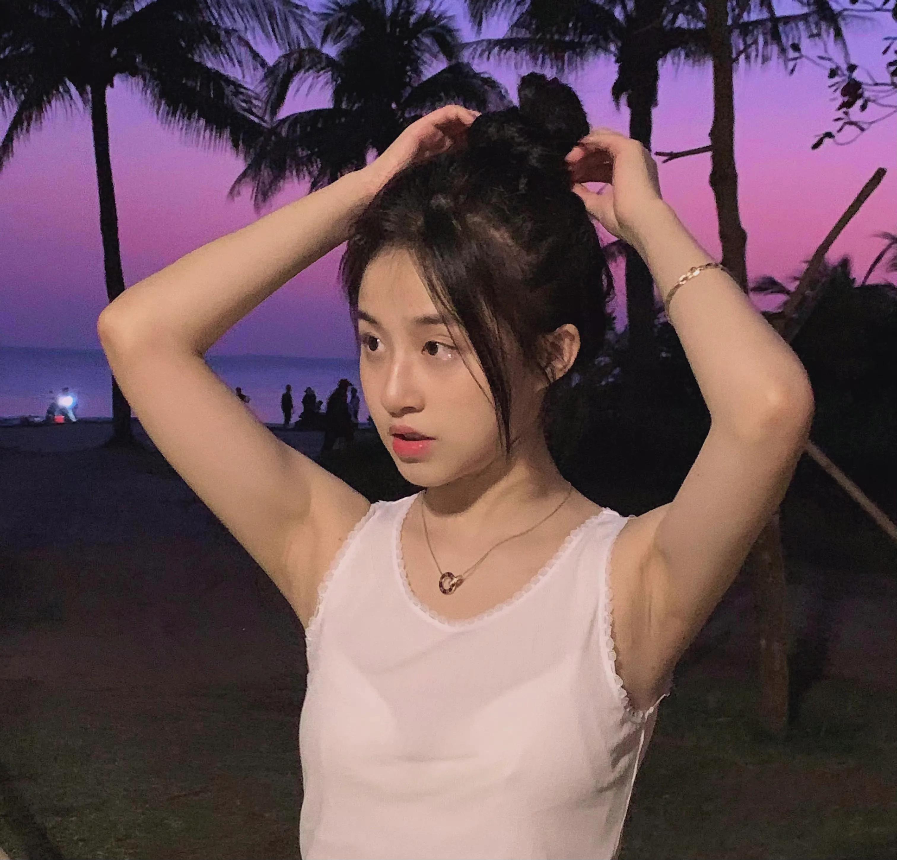 颜值控精选系列——甜妹爱笑的严屹南小姐姐海边随拍花絮