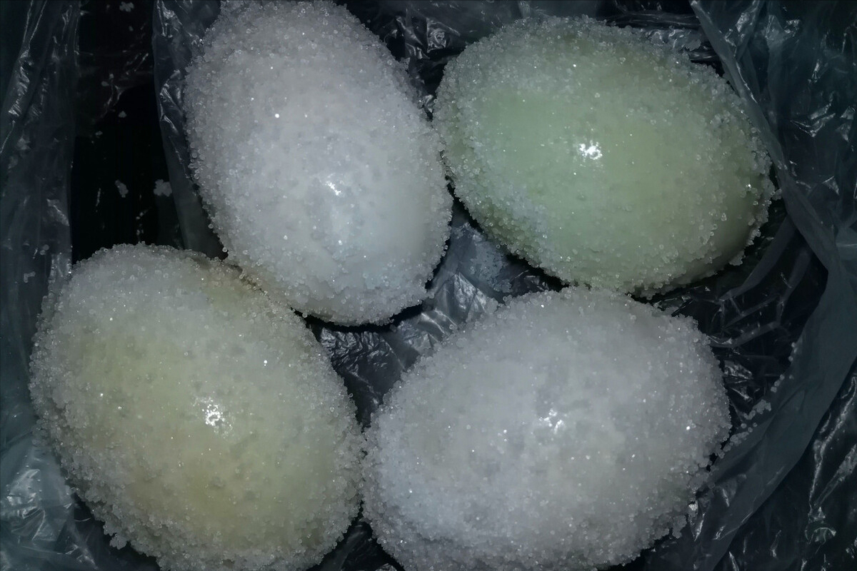 腌咸鸭蛋还得老方法，不泡盐水不裹黄泥，半个月腌好起沙又流油