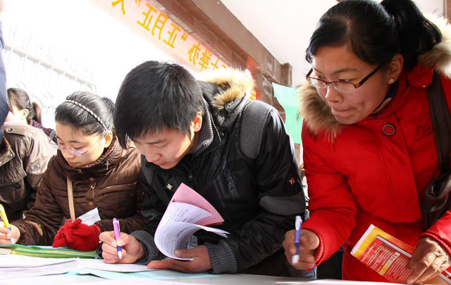 大学生考公难？喜讯再次袭来，三个要求若能满足之一，可免试上岗