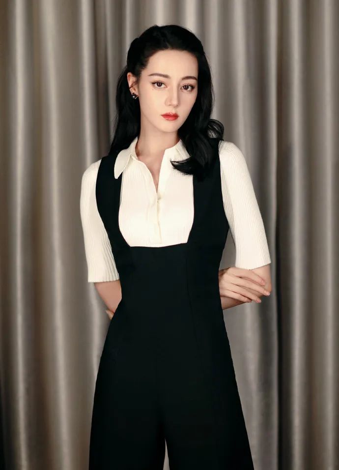 迪丽热巴身穿黑白套装美若天仙!雪肤玉貌魅力不可小觑