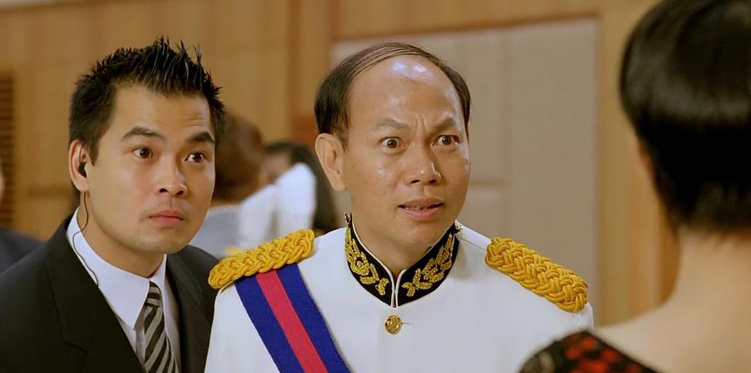 摘皇家警徽，无误差手表，放5次烟花，8部细节拉满的回归题材电影