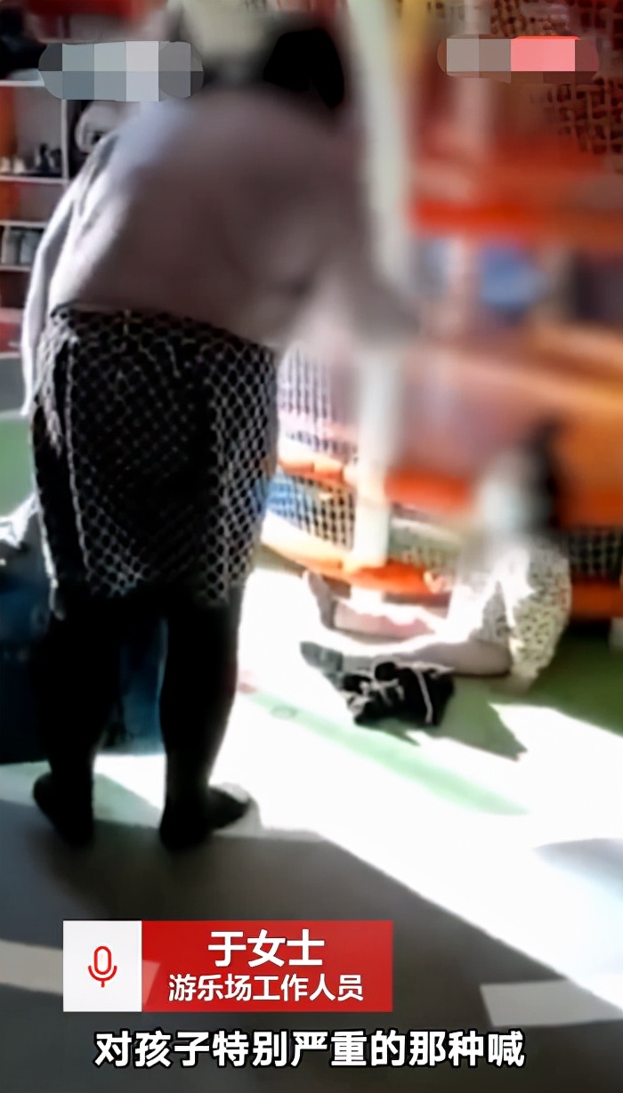 女儿不慎尿裤子，妈妈不顾给换裤子反斥责打骂：你怎么不让车撞死