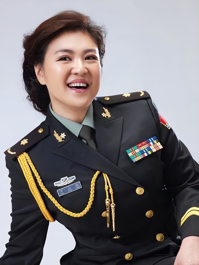 美声与民族“双料歌后”万山红，如今的她，依旧风采照人