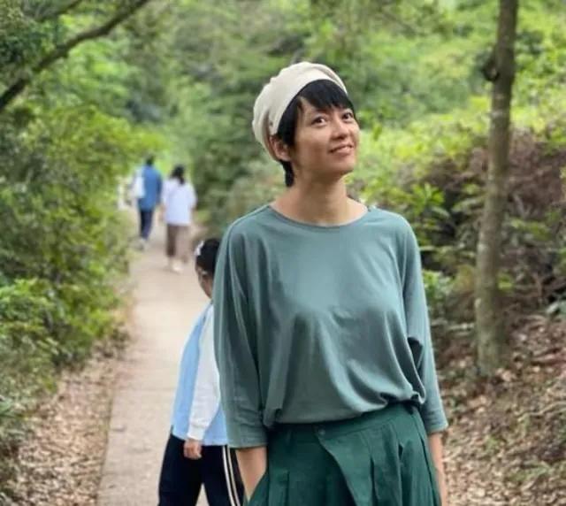 46岁梁咏琪全家出游！素颜模样憔悴老气，混血女儿颜值高却不随妈