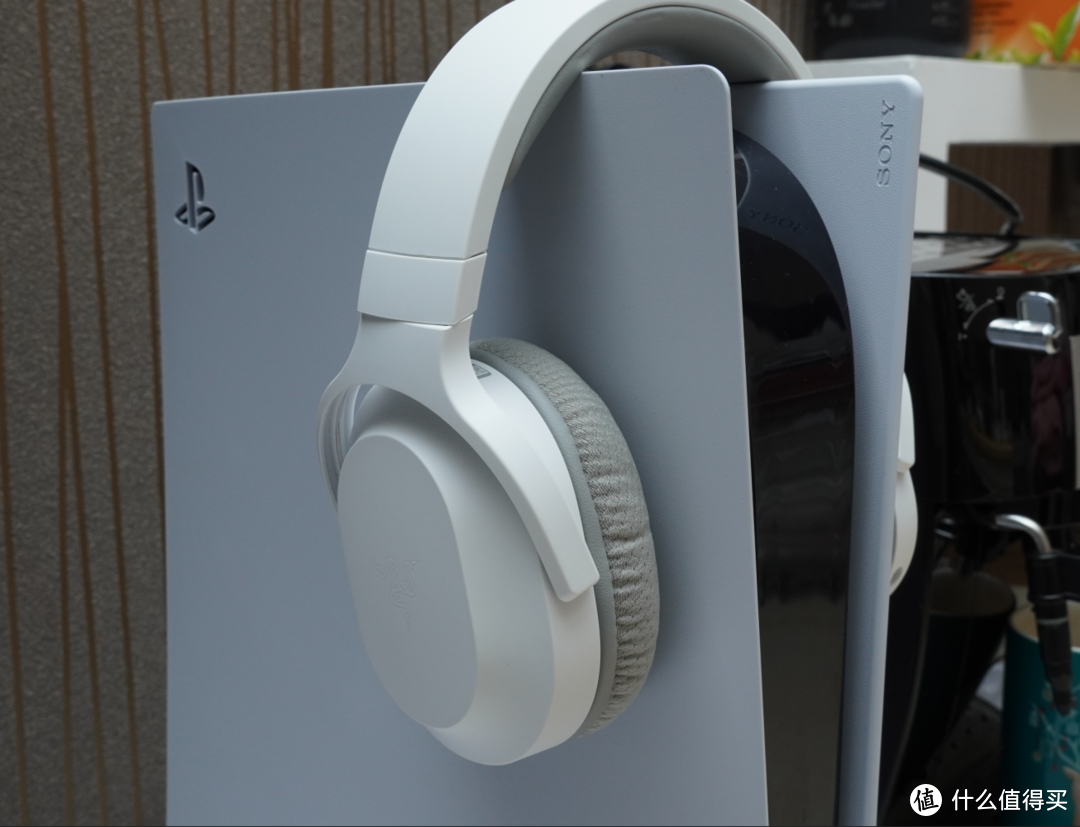 耳机的话,因为ps5不支持蓝牙音频输出,所以无线连接耳机依旧需要选购
