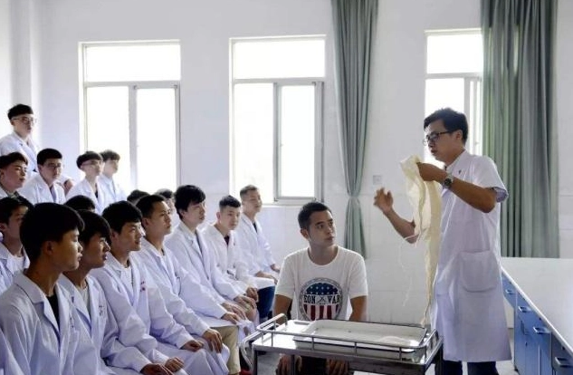 大学里最难熬的6个专业，学生吐槽比高三还累，学生：我想回高中