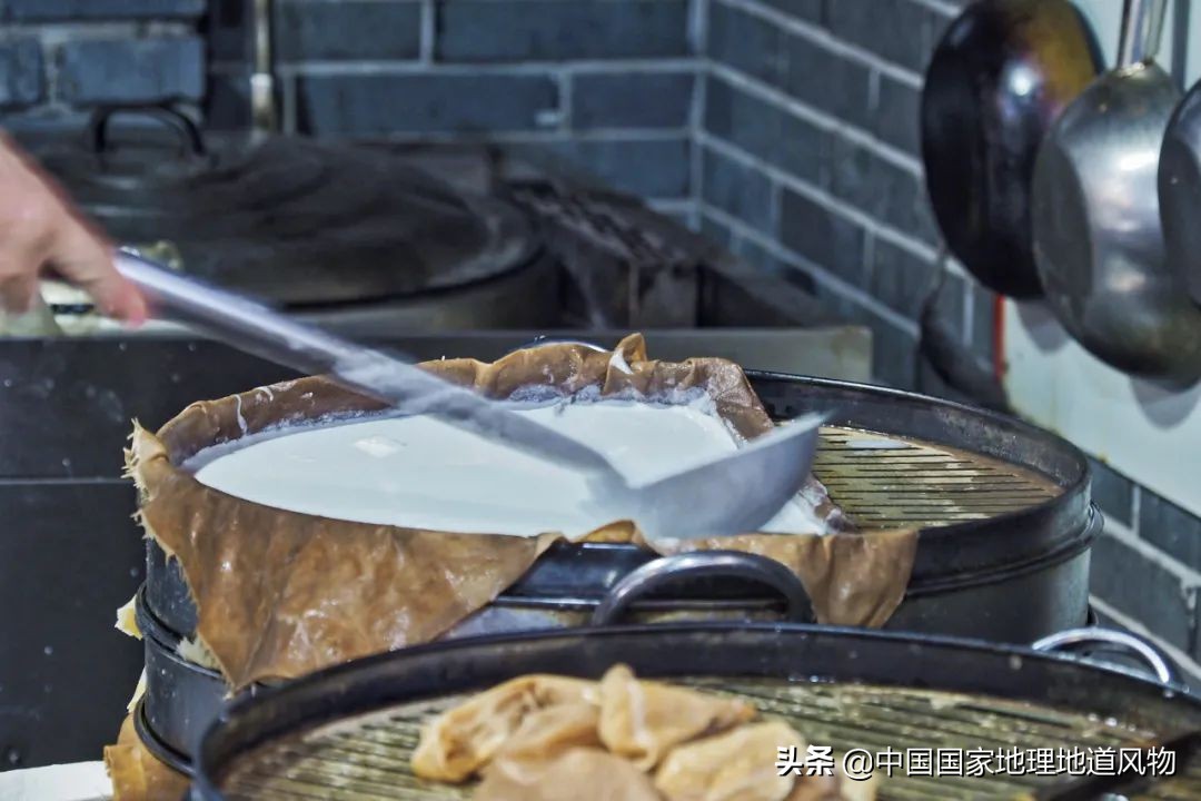 泡馍、夹馍、肉丸胡辣汤，碳水炸弹之王，陕西早餐究竟有多豪横？