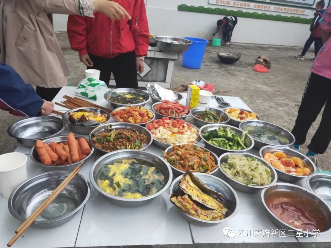四川天府新区三星小学把劳动教育融入到餐厨实践中