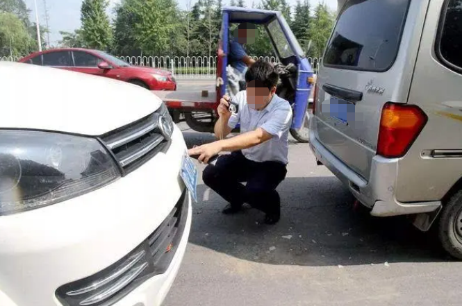 撞車后，先報警還是先找保險公司？順序搞錯可能拒賠