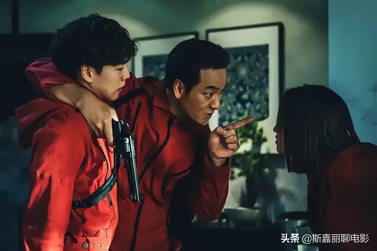 同样是人海战术，把《纸钞屋》和《鱿鱼游戏》对比，差距就出来了